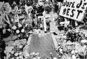 Elvis' grave in Memphis